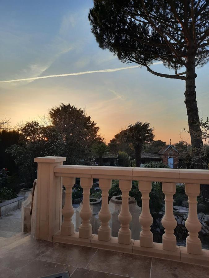 Hotel De La Barbacane Tiffauges Dış mekan fotoğraf