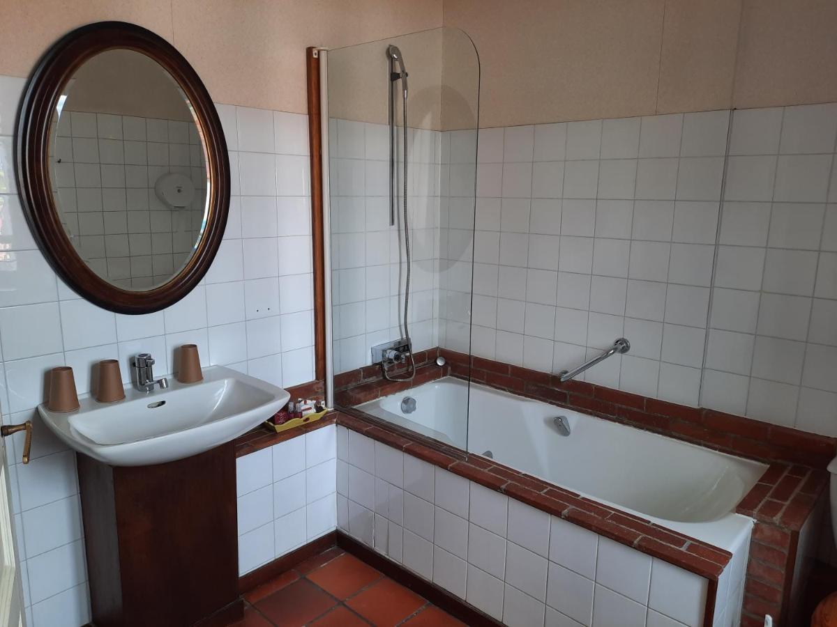 Hotel De La Barbacane Tiffauges Dış mekan fotoğraf