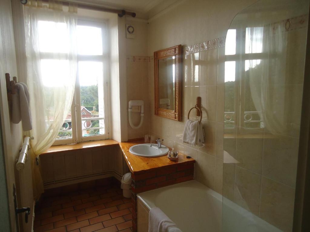 Hotel De La Barbacane Tiffauges Oda fotoğraf