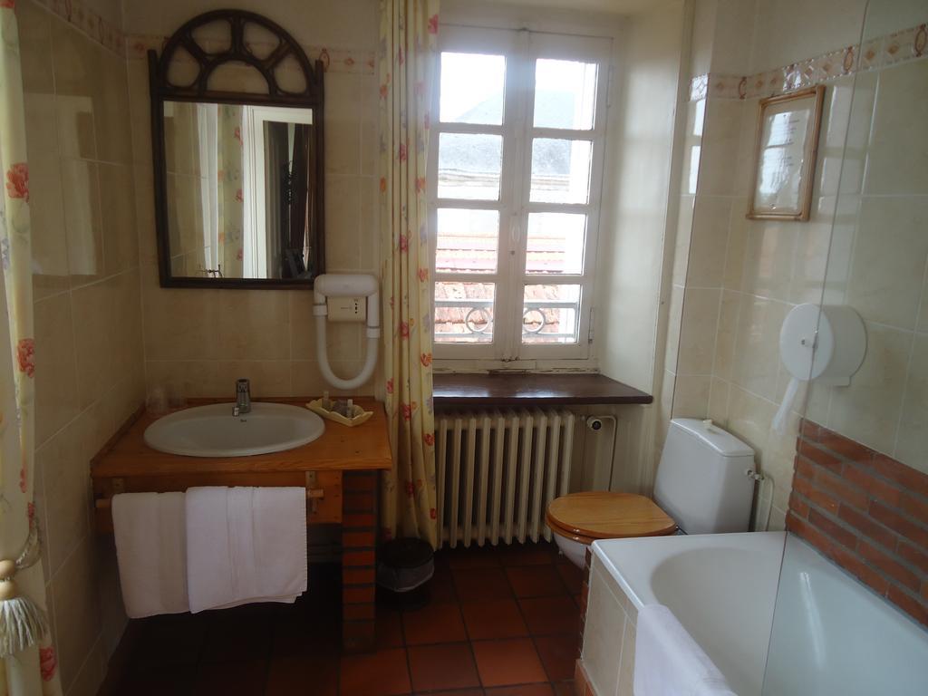 Hotel De La Barbacane Tiffauges Oda fotoğraf