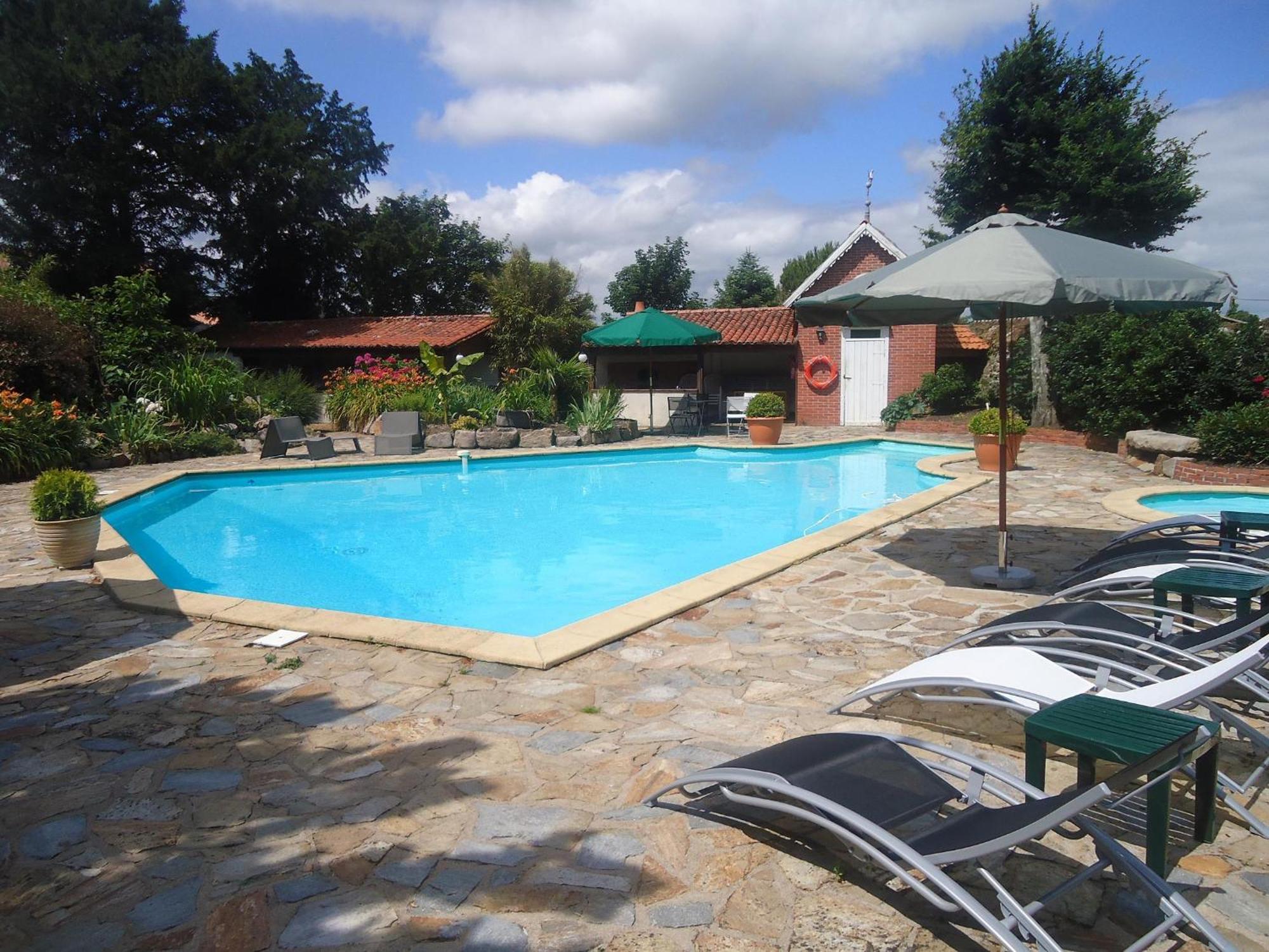 Hotel De La Barbacane Tiffauges Dış mekan fotoğraf