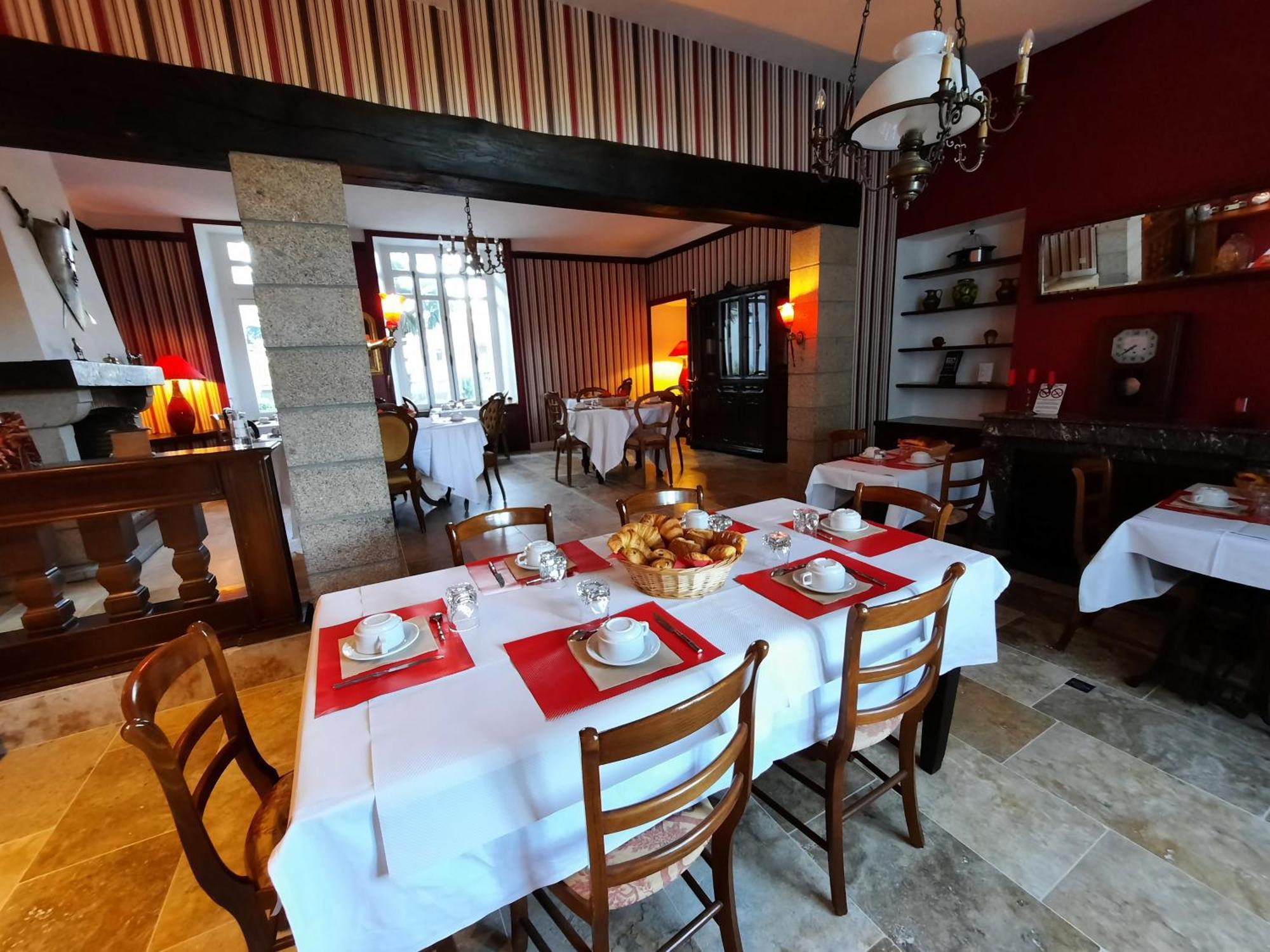 Hotel De La Barbacane Tiffauges Dış mekan fotoğraf